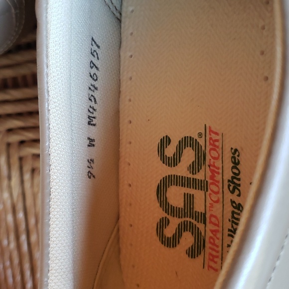 SAS walking shoes, size 9.5 W - Picture 10 of 11